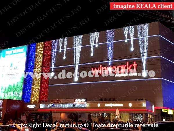 Iluminat festiv Craciun exterior cu perdele de lumini Centru Comercial Winmarkt